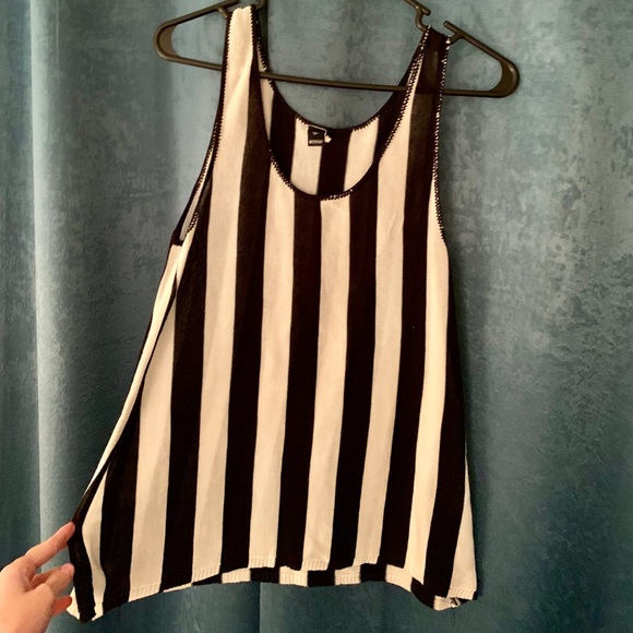 Loose black and white striped tank top. - Picture 2 of 2